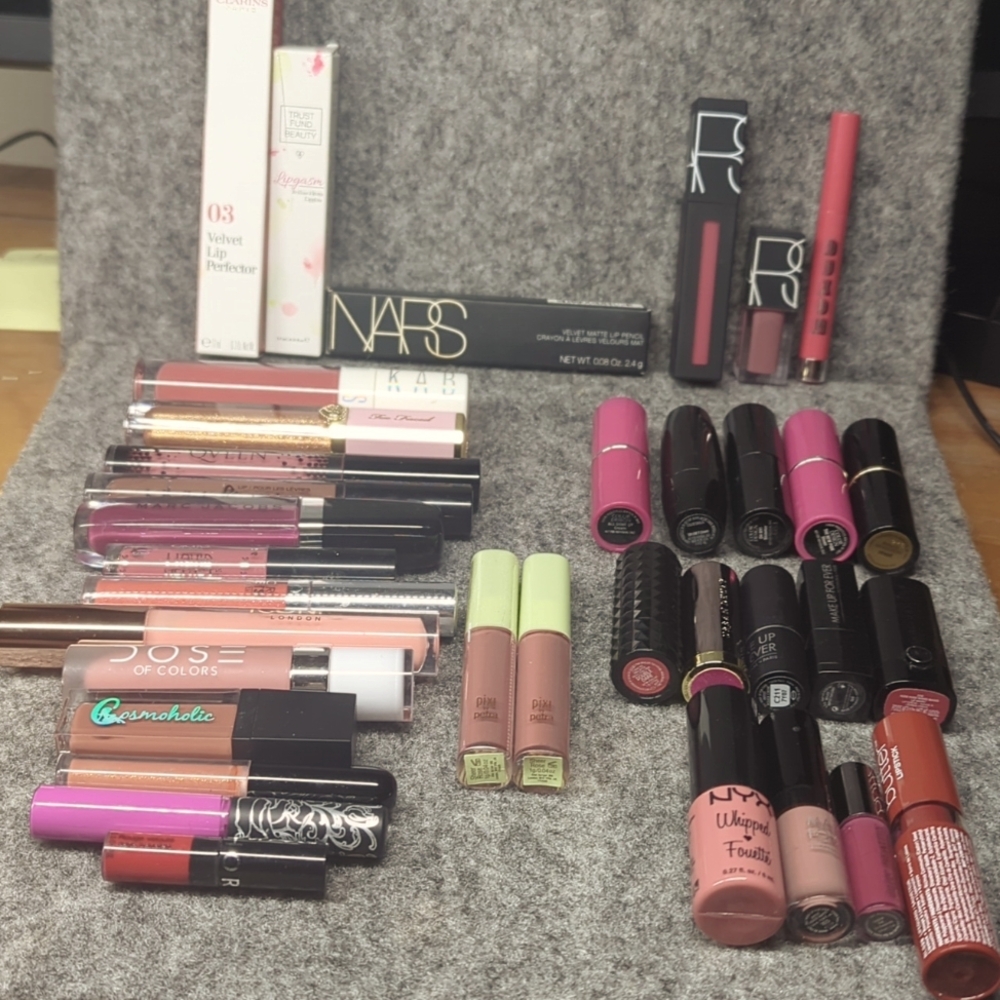 Bundle of 35 lip creams, glosses, lipsticks and pencils